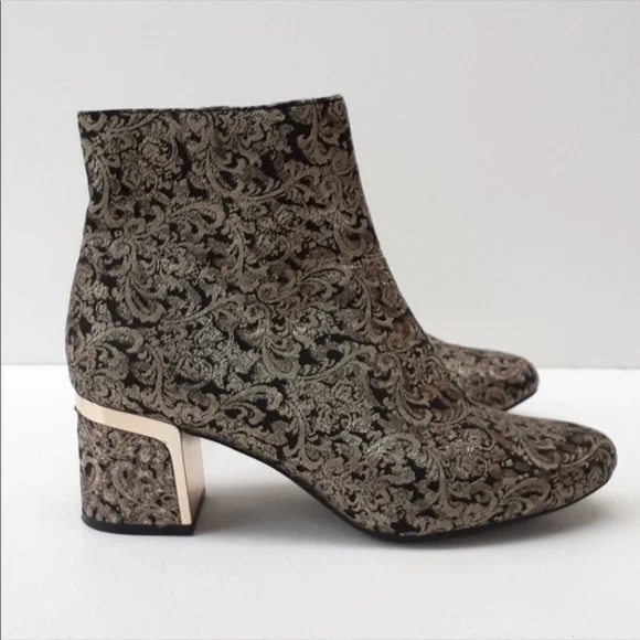 DKNY Corrie Black Gold Brocade Damask Boots 8 Beautiful in Person Never Worn - Picture 1 of 3